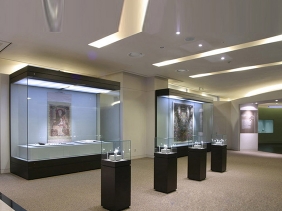贵州博物馆靠墙高柜